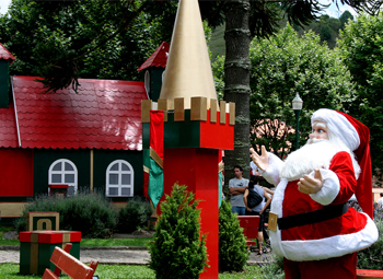 Praça com enfeites de Natal em Campos do Jordão